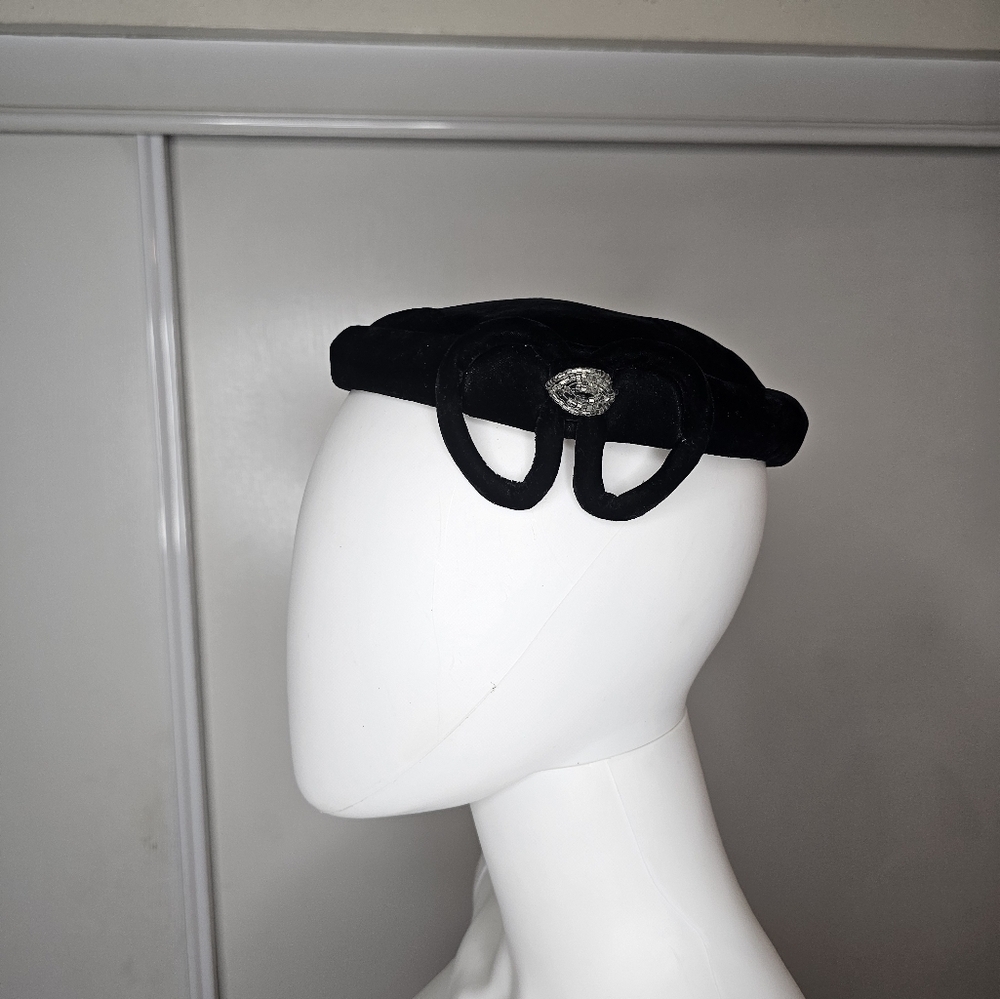 Vintage Elegant 1940s 1950s Ladies Black Velvet Womens Hat Beret Side Bow Detail